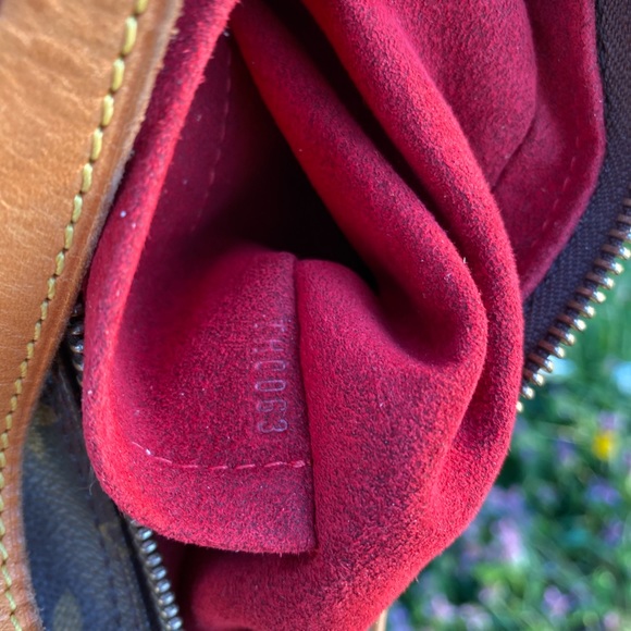 Louis Vuitton - Picture 6 of 11